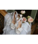 Brautschuhe (Perfect Bridal) Quinn Satin ivory mit plastischen Blüten 42